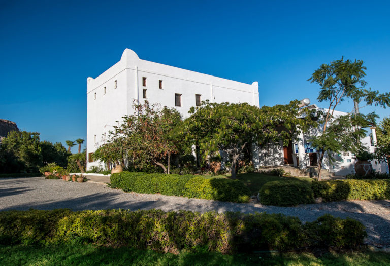 Κατοικημένο ακίνητο με καταπράσινους κήπους προς πώληση στη Ρόδο, Ελλάδα