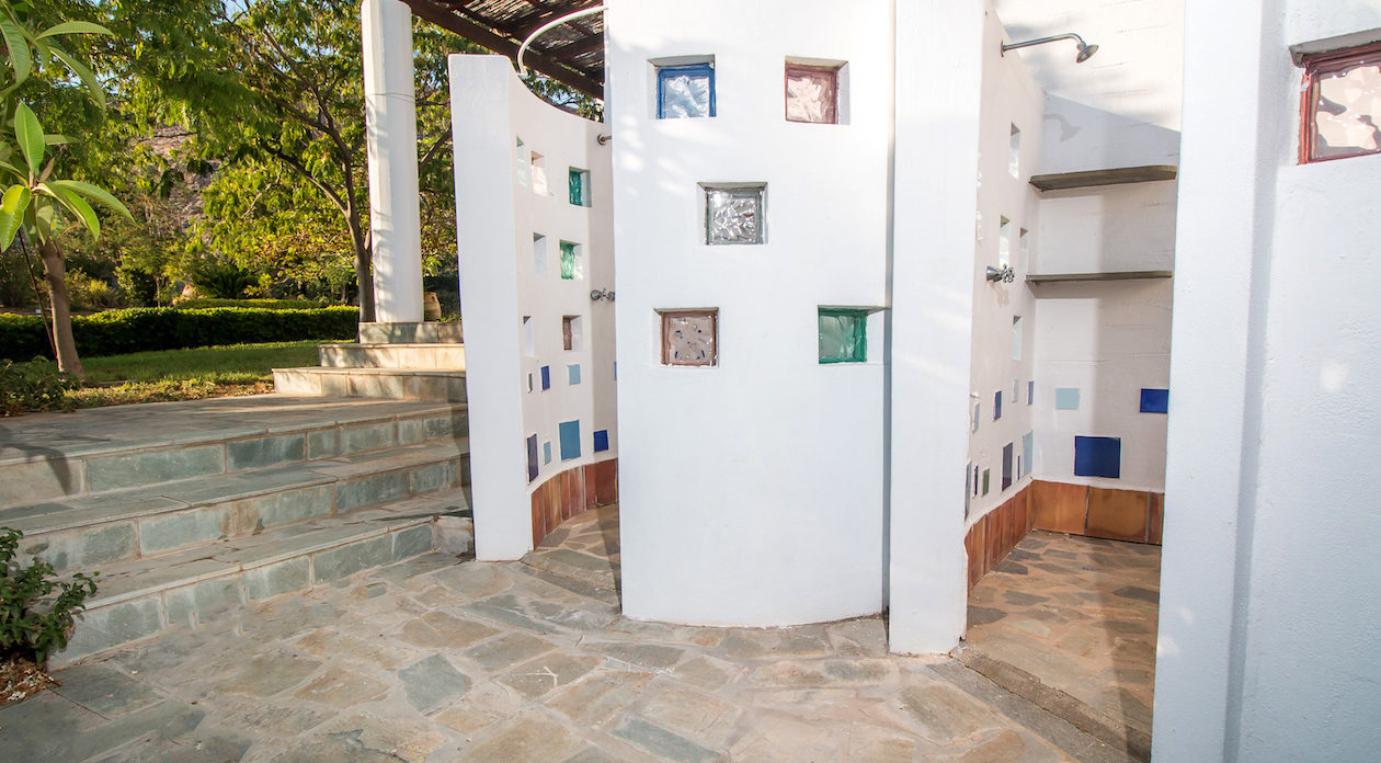 Εξωτερικός χώρος ντους με τετράγωνη γυάλινη λεπτομέρεια ακίνητο προς πώληση στη Ρόδο, Ελλάδα