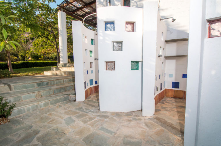 Εξωτερικός χώρος ντους με τετράγωνη γυάλινη λεπτομέρεια ακίνητο προς πώληση στη Ρόδο, Ελλάδα