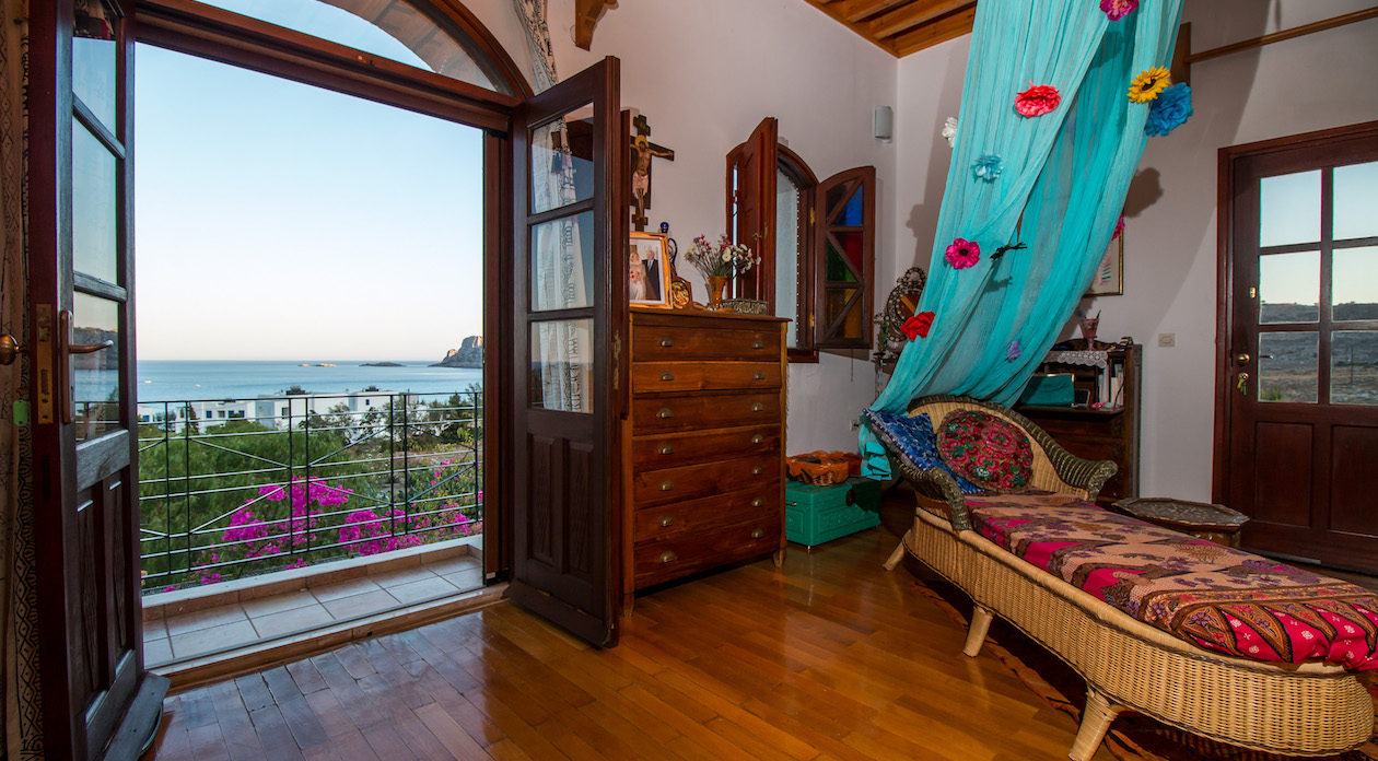 Κοιτάζοντας προς τον κόλπο Ναβαρόνε ακίνητο προς πώληση στη Ρόδο, Ελλάδα