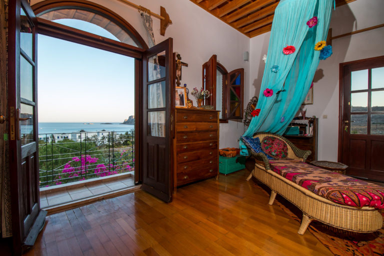 Κοιτάζοντας προς τον κόλπο Ναβαρόνε ακίνητο προς πώληση στη Ρόδο, Ελλάδα