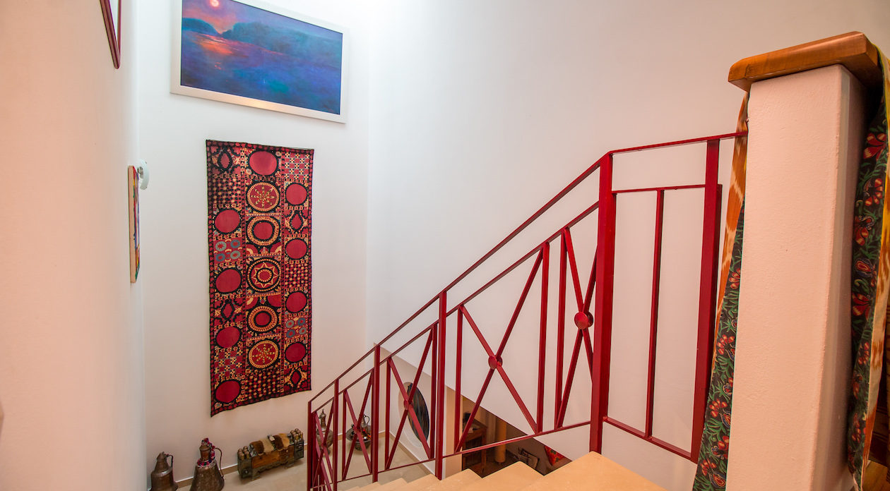 Πολύχρωμο ακίνητο με σκάλα προς πώληση στη Ρόδο, Ελλάδα