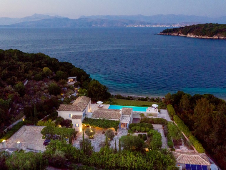Πλήρης άποψη του κτήματος Emerald Bay, ακίνητο προς πώληση στην Κέρκυρα, Ελλάδα