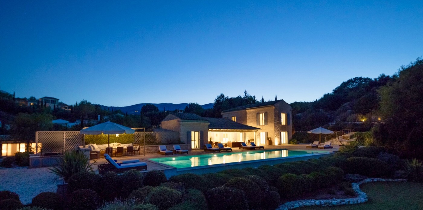 Καλά σχεδιασμένοι κήποι, ακίνητο προς πώληση στην Κέρκυρα, Ελλάδα