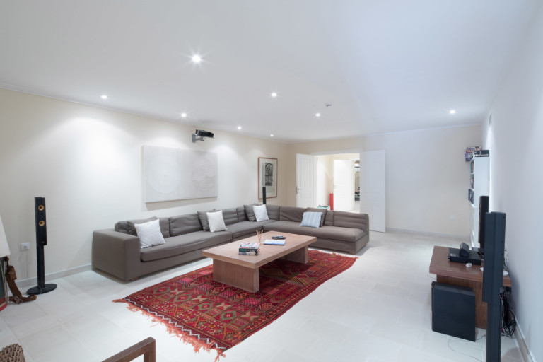 Αίθουσα τηλεόρασης, ακίνητο προς πώληση στην Κέρκυρα, Ελλάδα