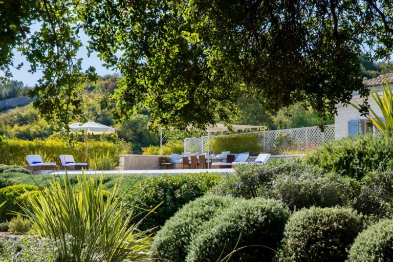 Καταπράσινοι κήποι, ακίνητο προς πώληση στην Κέρκυρα, Ελλάδα