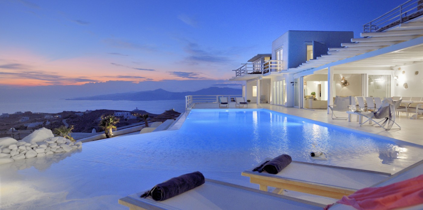 Λευκή θέα την αυγή στη Μύκονο