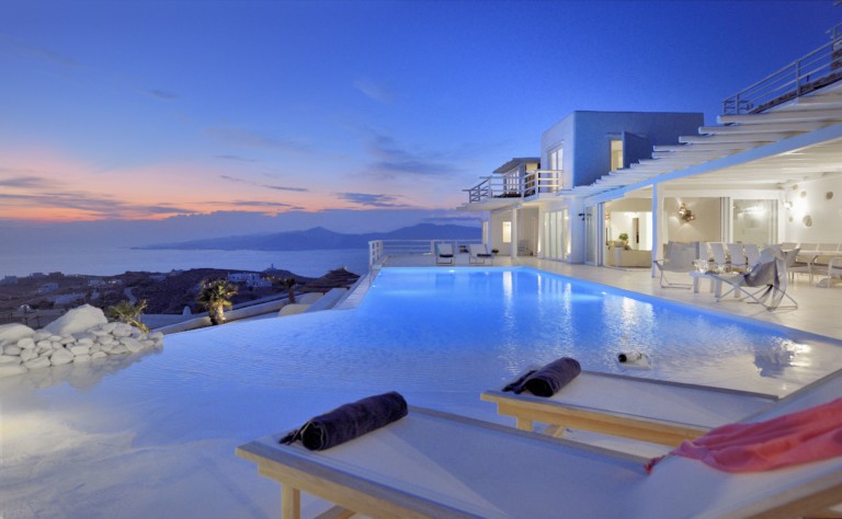 Λευκή θέα την αυγή στη Μύκονο