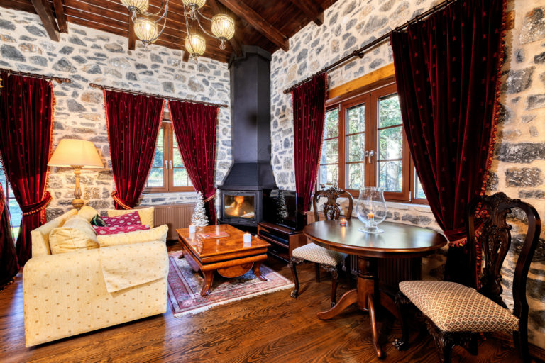 Τζάκι στην κρεβατοκάμαρα, Κτήμα προς πώληση στην Πελοπόννησο Ελλάδα