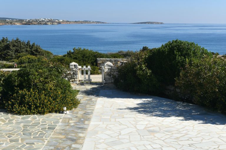   : Clio Paros