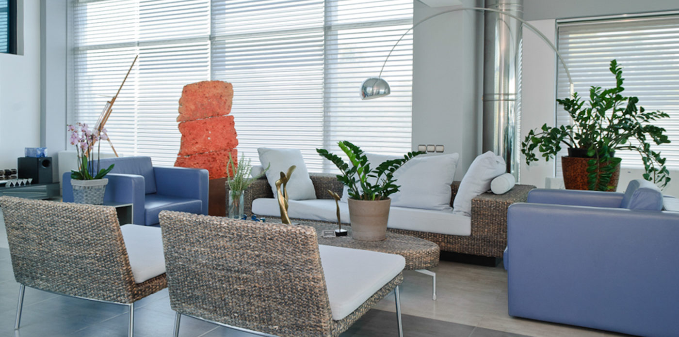 Οι περσίδες δημιουργούν σκιά, ακίνητο προς πώληση στο Πόρτο Χέλι, Ελλάδα