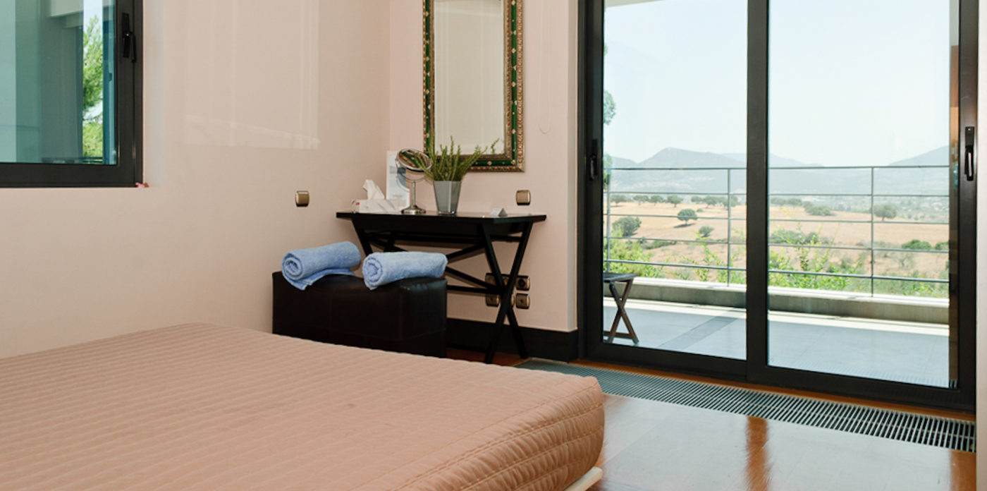 Κοιτάζοντας πάνω από τα βουνά, ακίνητο προς πώληση στο Πόρτο Χέλι, Ελλάδα