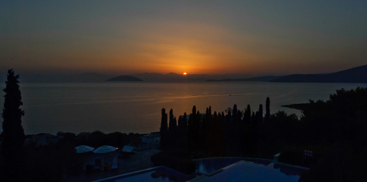 Θέα στο ηλιοβασίλεμα, ακίνητο προς πώληση στο Πόρτο Χέλι, Ελλάδα