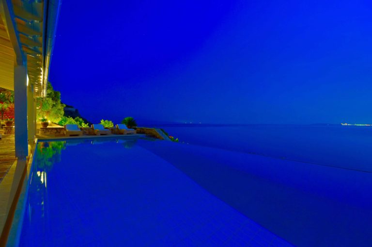 Η πισίνα υπερχείλισης, Βίλα προς πώληση στην Κέρκυρα