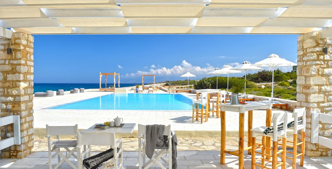 Κάτω από τη σκιά του μεσημεριανού ήλιου ακίνητο προς πώληση στην Πάρο