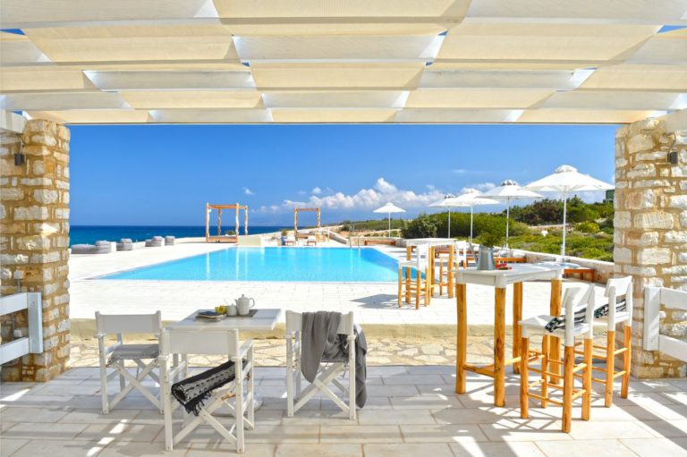 Κάτω από τη σκιά του μεσημεριανού ήλιου ακίνητο προς πώληση στην Πάρο