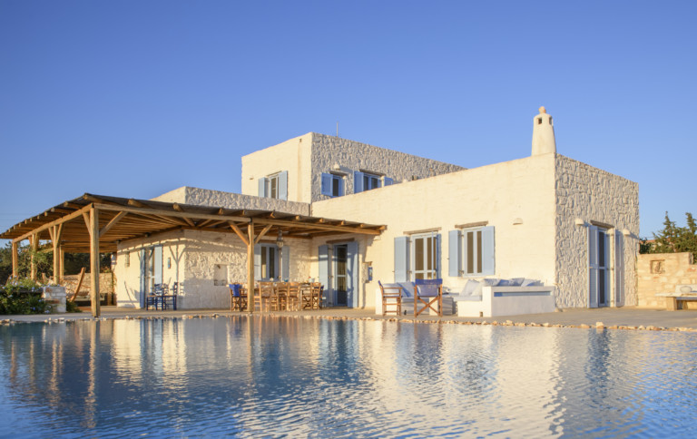   : Lyra Paros