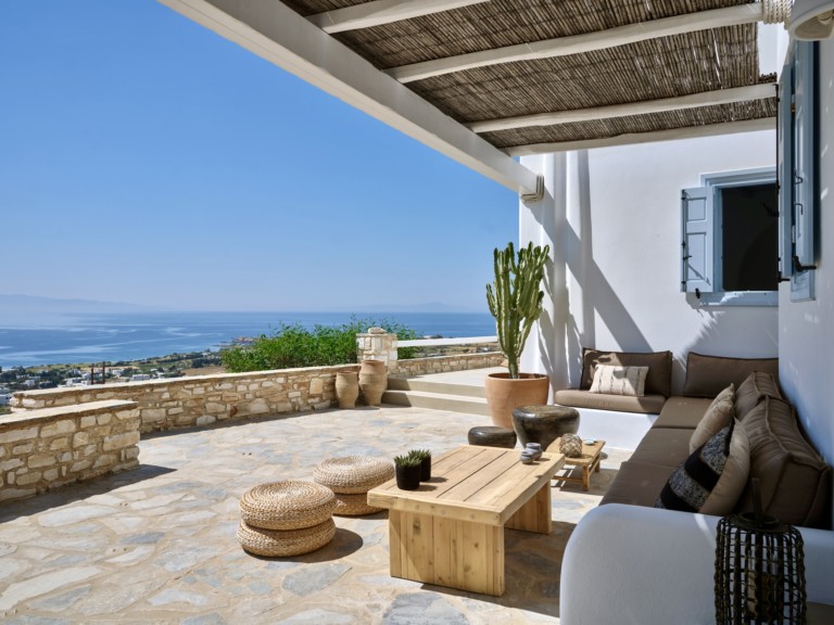   : Nereida Paros