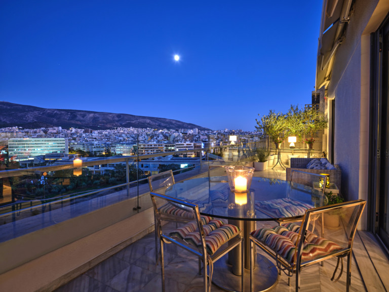 apartment authentic romantic : Leonie Athens, Attica