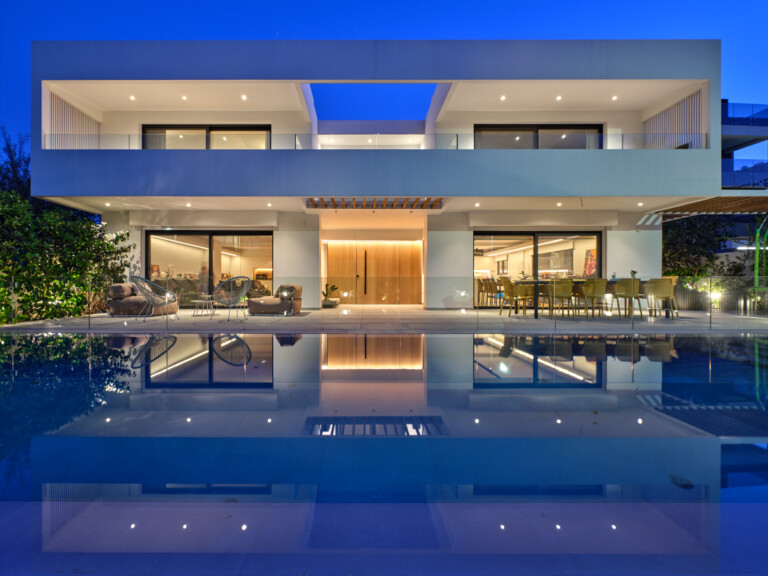   : Valentin Athens Riviera